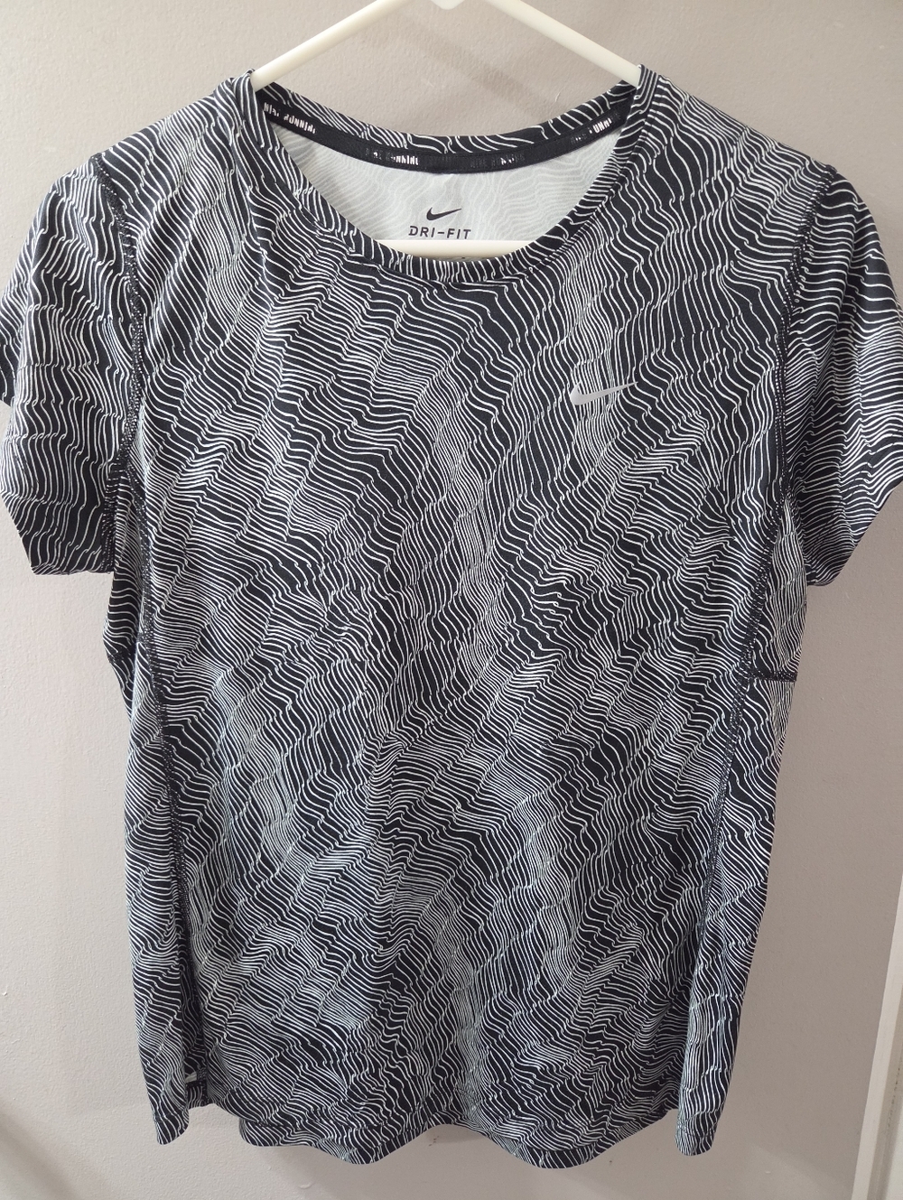 Nike Black & White  Dri-FIT Short Sleeve Compression Cap Sleeve Top. Sz L
